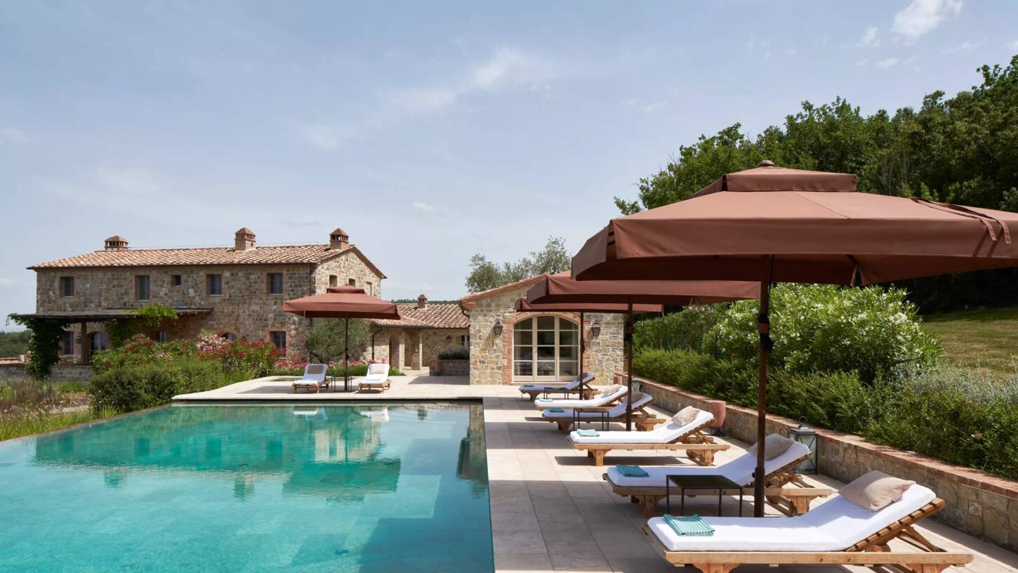 Villa Agresto: Blick auf Toscana-Landschaft und beheizten Außenpool.