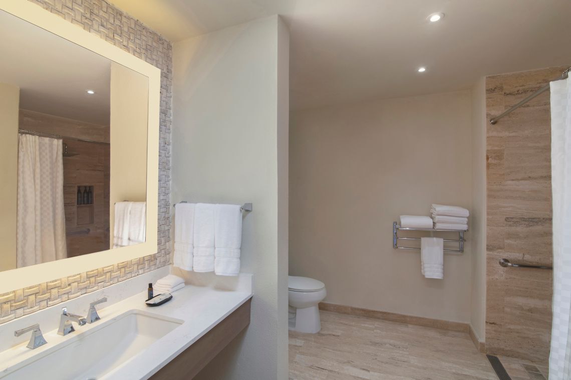 Traditionelles Zimmer, Kingsize-Bett und Meerblick