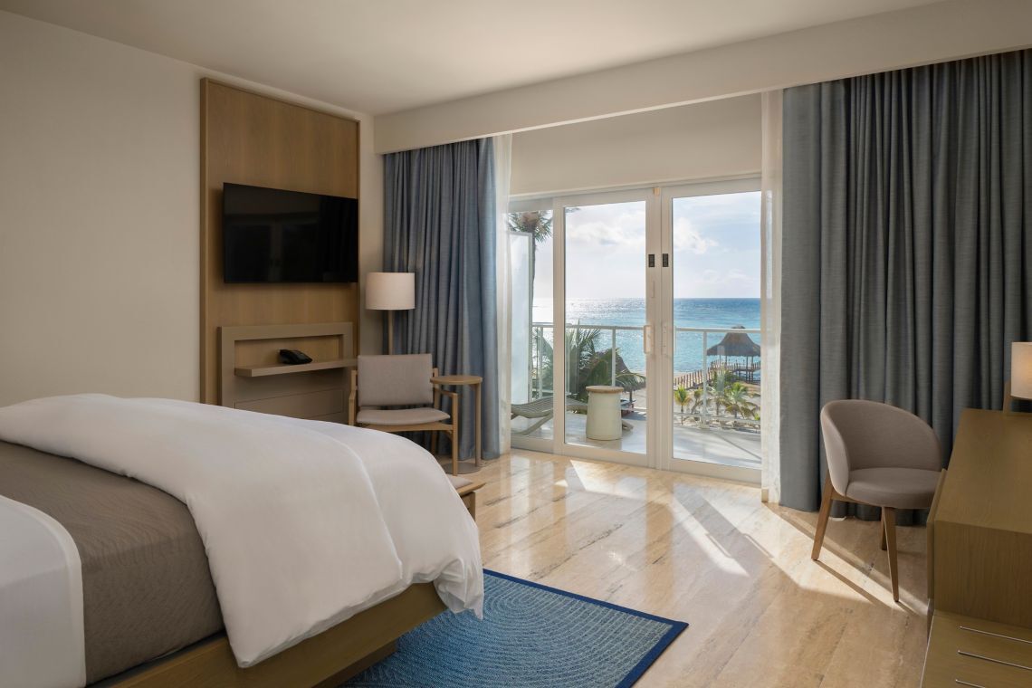 Traditionelles Zimmer, Kingsize-Bett und Meerblick