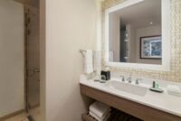 Traditionelles Zimmer, Kingsize-Bett und Meerblick