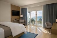 Traditionelles Zimmer, Kingsize-Bett und Meerblick