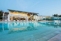 Außenansicht: Außenpool und Restaurantterrasse