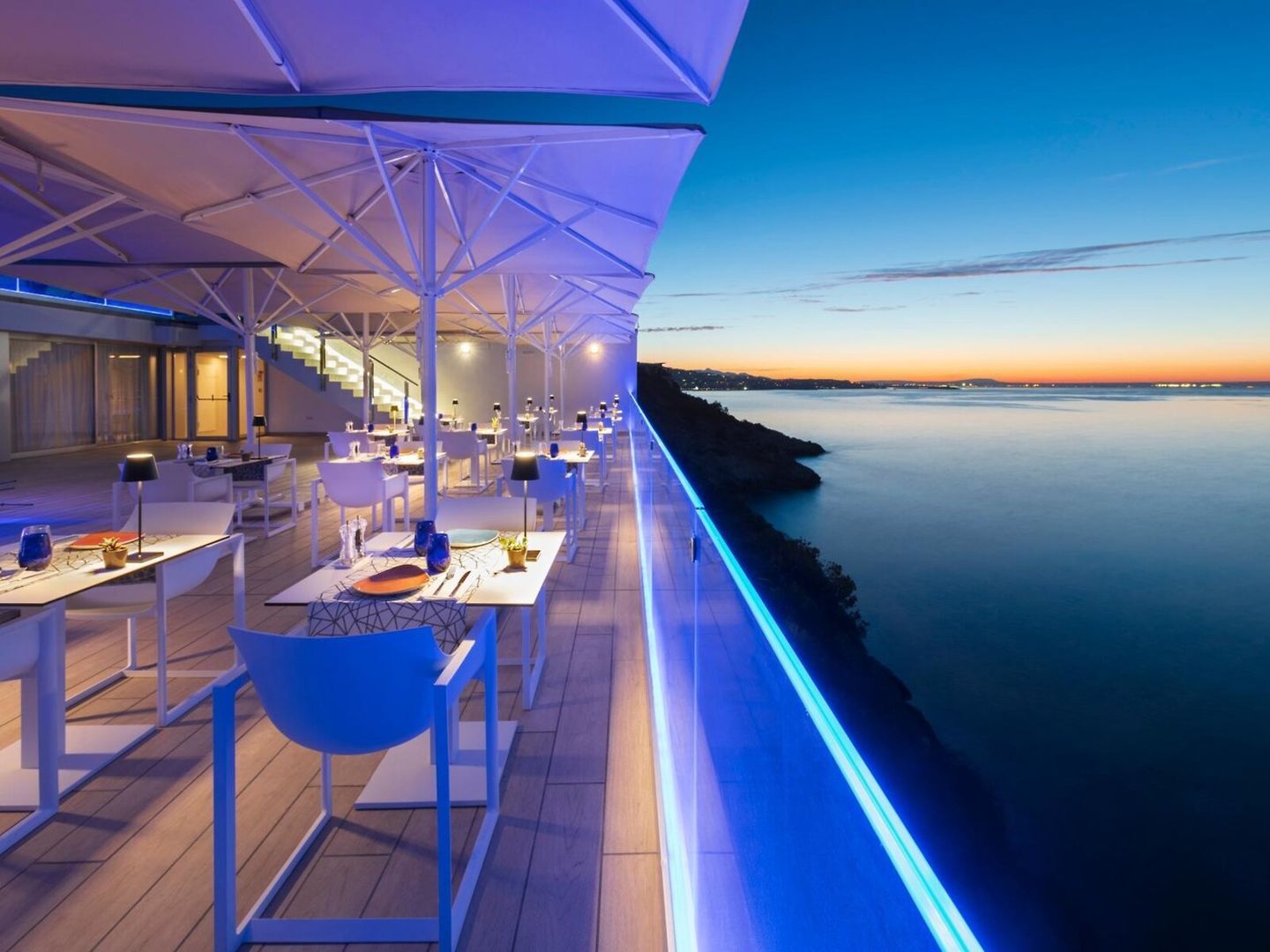 LOUNGE BAR & RESTAURANT “THE BOW”