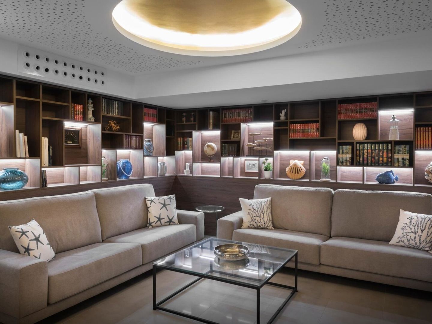 LOUNGE BAR & RESTAURANT “THE BOW”