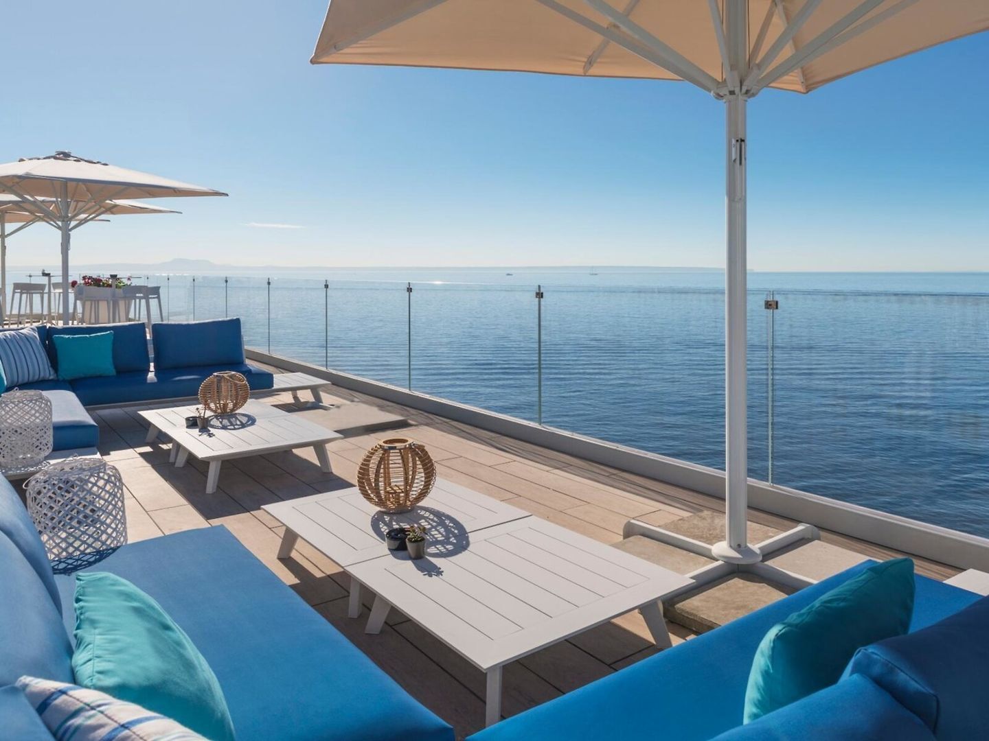 LOUNGE BAR & RESTAURANT “THE BOW”