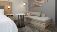 Gästezimmer mit Kingsize-Bett, Poolblick