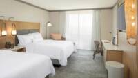 Zimmer mit 2 Queensize-Betten, Poolblick