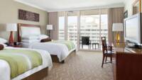  2 Queensize-Betten, Teilblick Pool und Golf