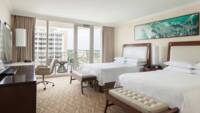 Zimmer, 2 Queensize-Betten und Tropen-Ausblick