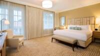 Zimmer mit Kingsize-Bett und Golfblick 