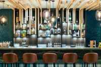 Hauptbar mit Seeterrasse