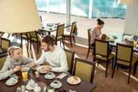 Hauptrestaurant mit Seeterrasse