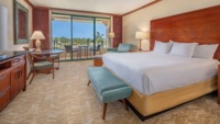 Zimmer mit Kingsize-Bett und Teilblick aufs Meer