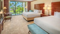 Zimmer mit 2 Queensize-Betten und Poolblick