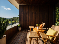 Zimmer mit Kingsize-Bett und Balkon