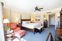 Zimmer mit Kingsize-Bett und Golfblick