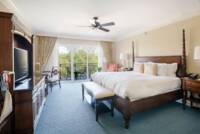 Zimmer mit Kingsize-Bett, Balkon und Resortblick