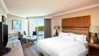 Zimmer mit 1 Kingsize-Bett und Resortblick