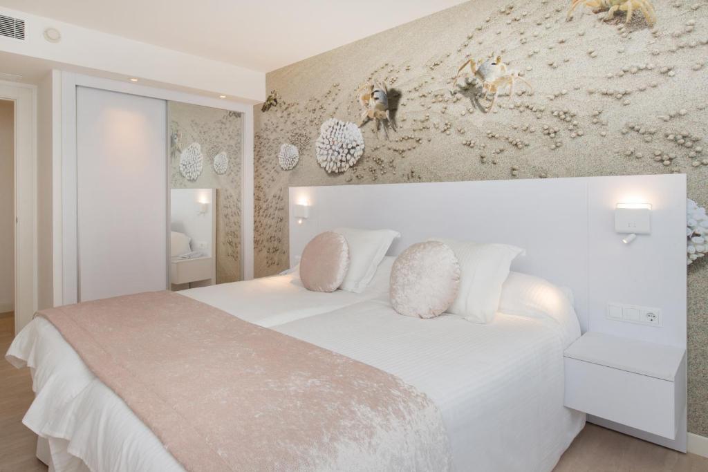 Doppel-/Zweibettzimmer mit Poolblick