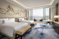Zimmer Palmscape mit Queensize-Bett