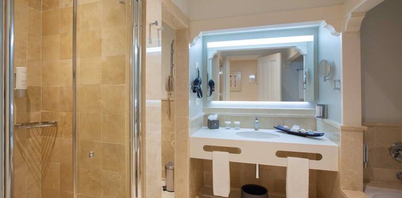 Badezimmer Doppelzimmer mit seitlichem Meerblick